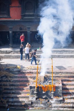 Katmandu, Nepal-7 Şubat 2017: Ölü yakma Hindu ayini