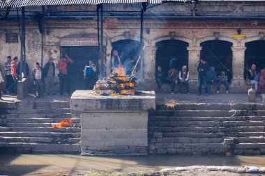 Katmandu, Nepal-7 Şubat 2017: Ölü yakma Hindu ayini