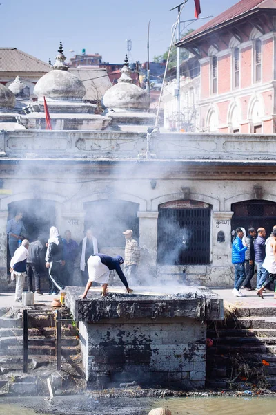 KATHMANDU, NEPAL-FEBRUARY 7, 2017: Hindu ritual of cremation — Stock Photo, Image