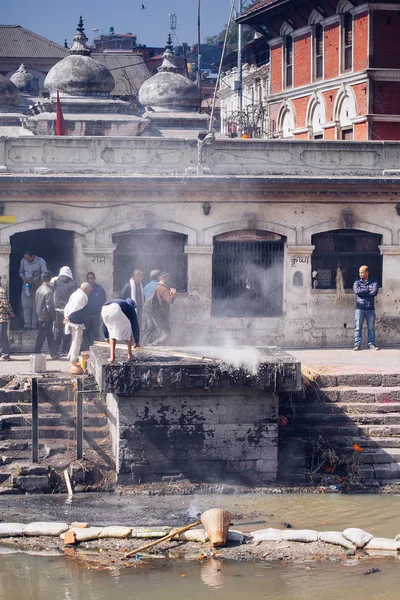 KATHMANDU, NEPAL-FEBRUARY 7, 2017: Hindu ritual of cremation — Stock Photo, Image