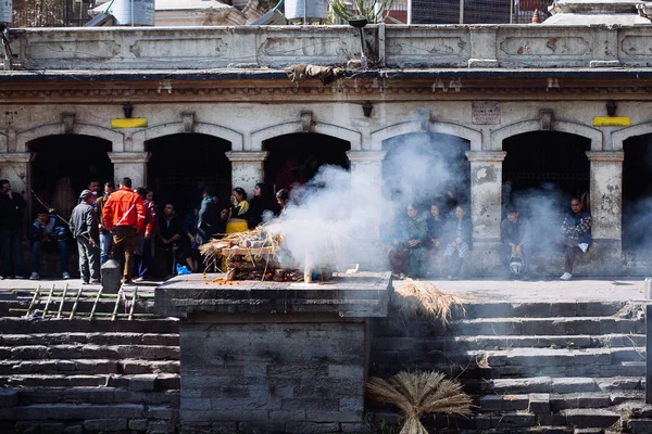 Katmandu, Nepal-7 Şubat 2017: Ölü yakma Hindu ayini — Stok fotoğraf