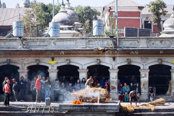 KATHMANDU, NEPAL-FEBRUARY 7, 2017: Hindu ritual of cremation — Stock Photo, Image
