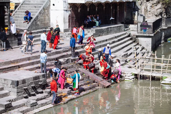 Kathmandu, Nepál-február 7, 2017: Hindu szertartás a hamvasztás — Stock Fotó