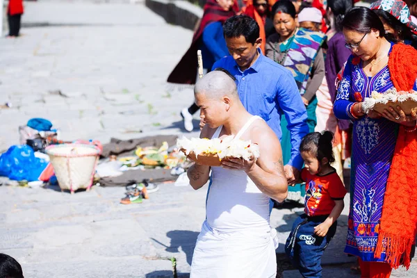 Kathmandu, Nepal-februari 7, 2017: Hinduiska ritual för kremering — Stockfoto