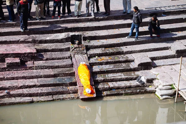 KATHMANDU, NEPAL-FEBRUARY 7, 2017: Hindu ritual of cremation — Stock Photo, Image