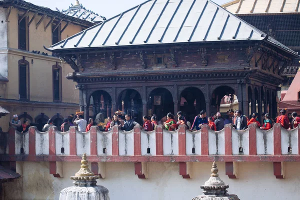 KATHMANDU, NEPAL-FEVEREIRO 7, 2017: ritual hindu de cremação — Fotografia de Stock