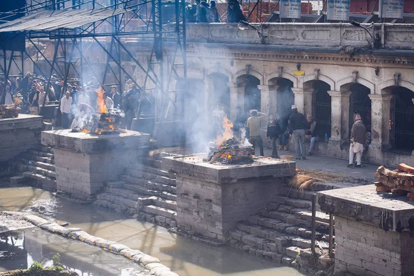 KATHMANDU, NEPAL-FEBRUARY 7, 2017: Hindu ritual of cremation — Stock Photo, Image