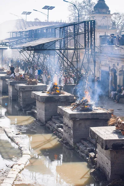 Катманду, Непал-Лютий 7, 2017: Індуський ритуальних кремації — стокове фото