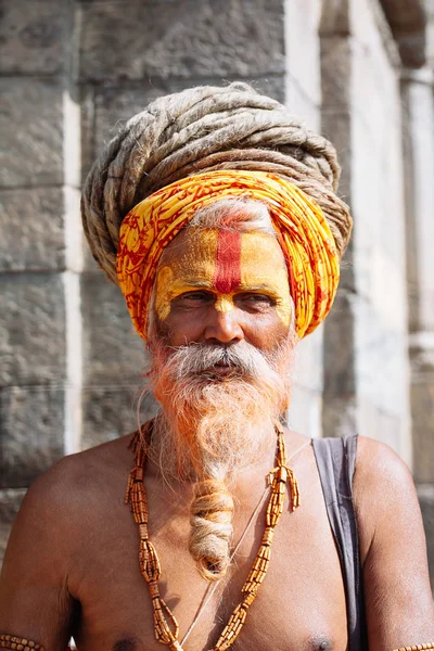 KATHMANDU - 17 DE FEBRERO: Sadhu en el Templo Pashupatinath en Kathma — Foto de Stock