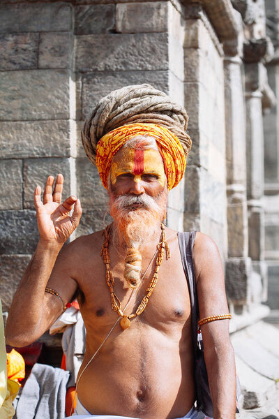 КАТХМАНДУ - 17 ФЕВРАЛЯ: Садху в храме Пашупатинатхи в Катме
