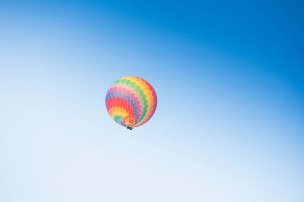 Luftballong på himlen i laos — Stockfoto