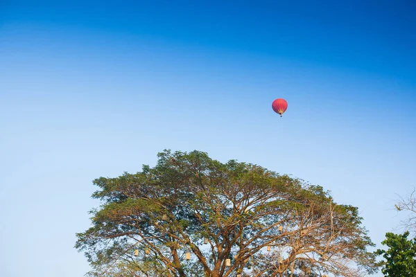 Luftballong på himlen i laos — Stockfoto