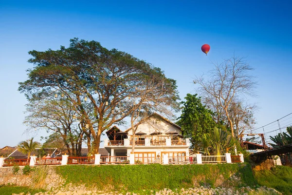 Ballon à air chaud sur le ciel au Laos — Photo