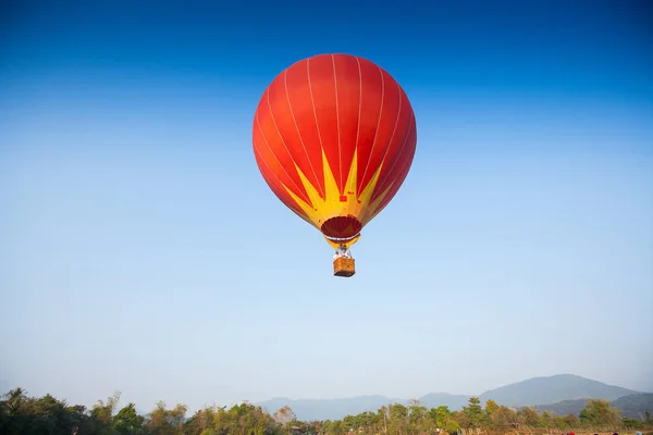 Luftballong på himlen i laos — Stockfoto
