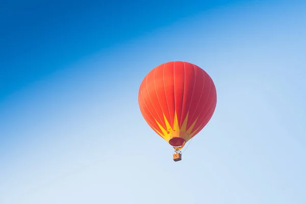 Luftballong på himlen i laos — Stockfoto