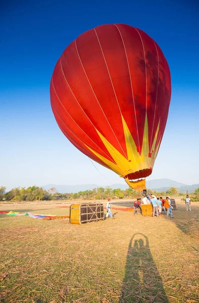 Varm luftballon på himlen i Laos - Stock-foto