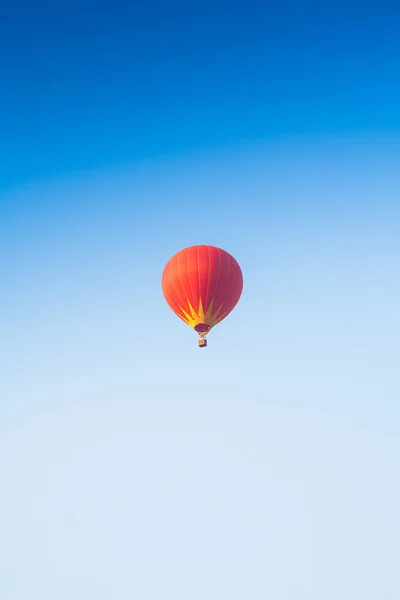 Luftballong på himlen i laos — Stockfoto