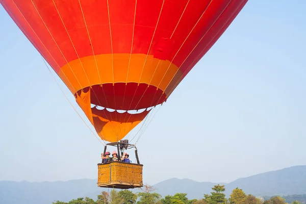 Luftballong på himlen i laos — Stockfoto