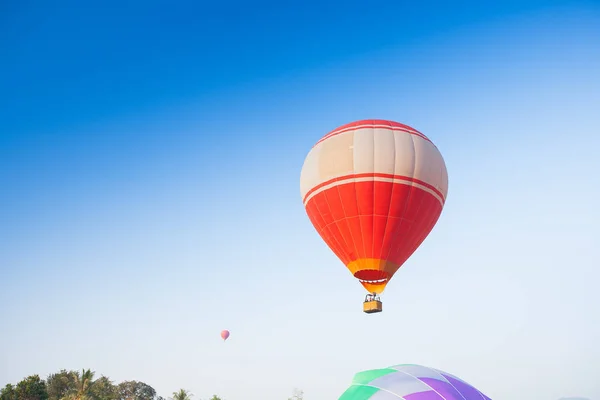 Luftballong på himlen i laos — Stockfoto