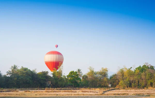 Luftballong på himlen i laos — Stockfoto