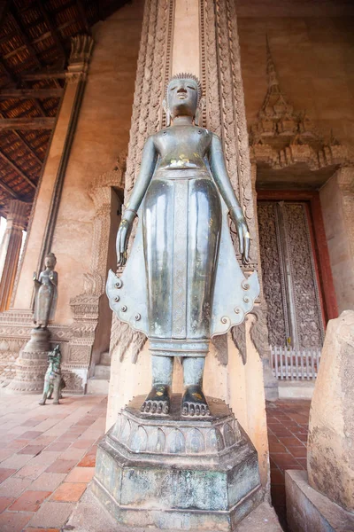 Vientiane, laos - feb 2: brons buddha staty på haw phra ka — Stockfoto