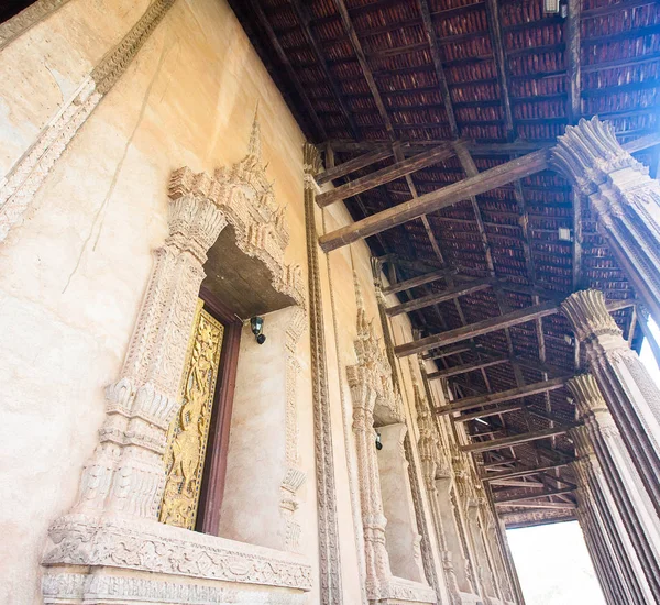 Decoração de porta de templo budista na capital de Vientiane , — Fotografia de Stock