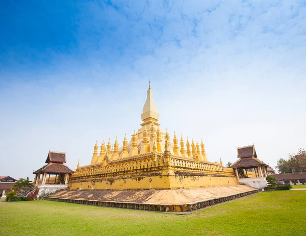 Golden Wat Thap Luang in Vientiane, Laos — Stockfoto