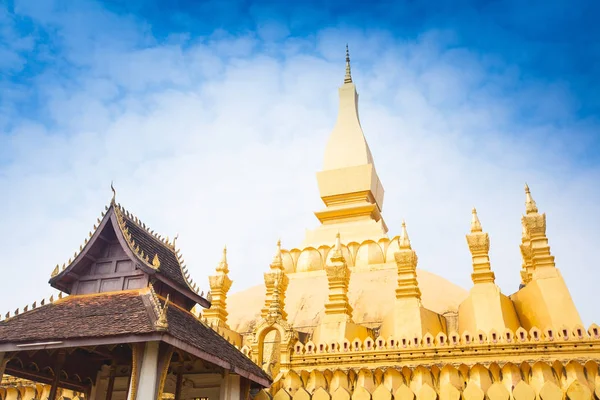 Gyllene wat thap luang i vientiane, laos — Stockfoto