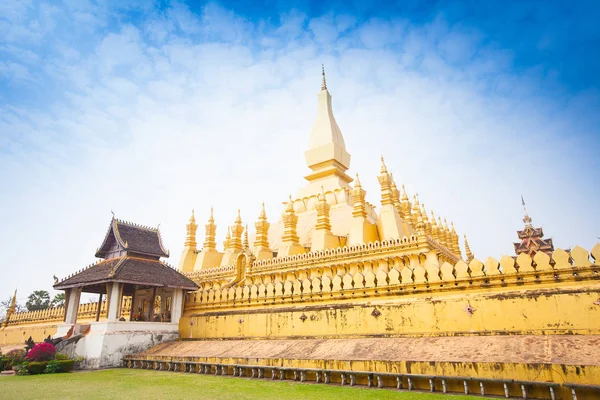 Золотой Ват Тхап Луанг во Вьентьяне, Лаос — стоковое фото
