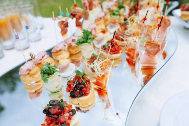 Güzel dekore edilmiş yemek sofrası, farklı yemekler.