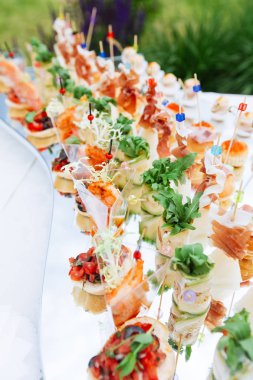 Güzel dekore edilmiş yemek sofrası, farklı yemekler.