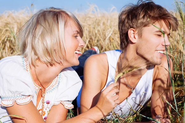 Bild von jungen Mann und Frau auf einem Weizenfeld — Stockfoto