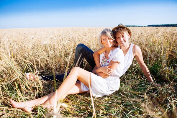 Imagem do jovem e da mulher no campo de trigo — Fotografia de Stock