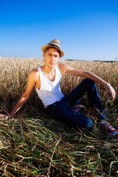 Yakışıklı bir genç adam yaz günü rahatlatıcı — Stok fotoğraf