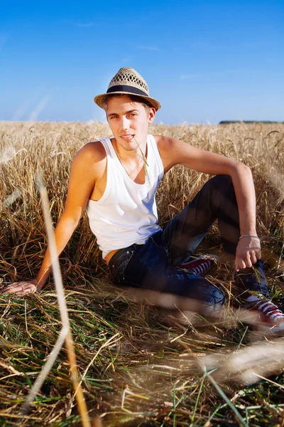 Ein gutaussehender junger Mann entspannt sich an einem Sommertag — Stockfoto