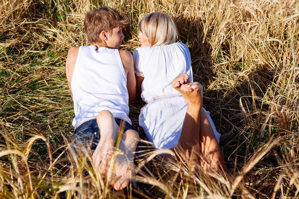 Füße junger Mann und Frau auf Weizenfeld — Stockfoto