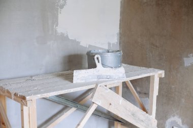 Alçı Malası aracı, spatula ve kova. 