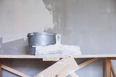 Alçı Malası aracı, spatula ve kova. 