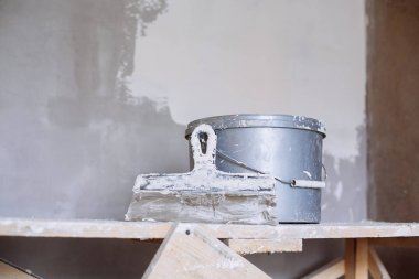 Alçı Malası aracı, spatula ve kova. 