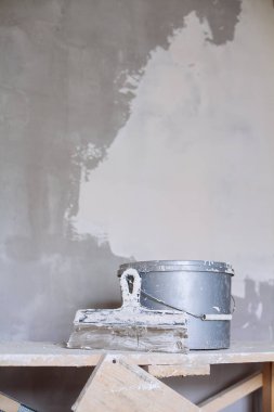Alçı Malası aracı, spatula ve kova. 