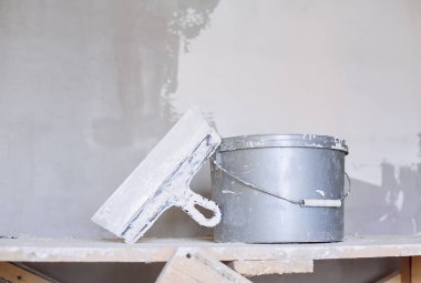 Alçı Malası aracı, spatula ve kova. 