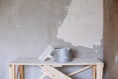 Alçı Malası aracı, spatula ve kova. 