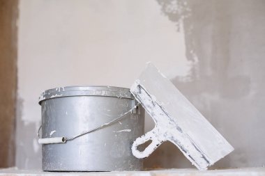 Alçı Malası aracı, spatula ve kova. 