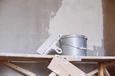 Alçı Malası aracı, spatula ve kova. 