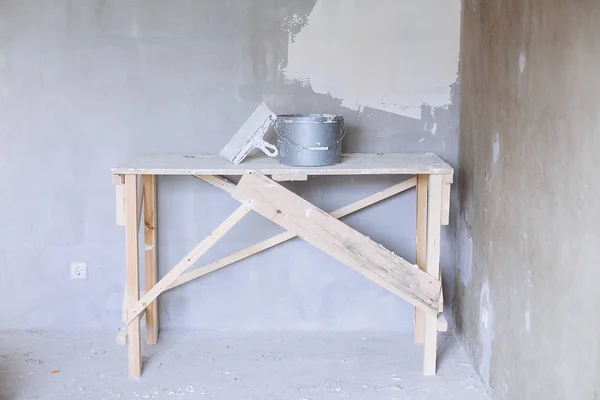 Conjunto de herramienta de paleta de yeso, espátula y cubo . — Foto de Stock