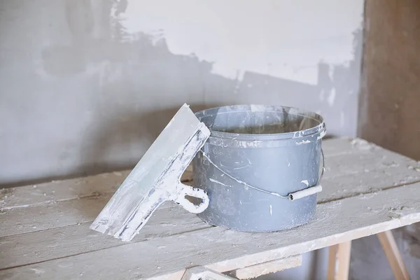 Sádrové stěrky nástroj, špachtle a kbelík. — Stock fotografie
