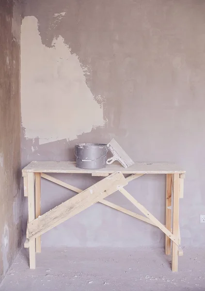 Conjunto de ferramenta de gesso espátula, espátula e balde . — Fotografia de Stock