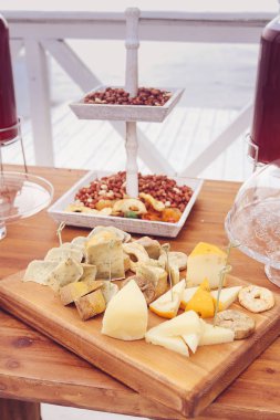 Peynir tabağı: Emmental, Camembert peyniri, mavi peynir