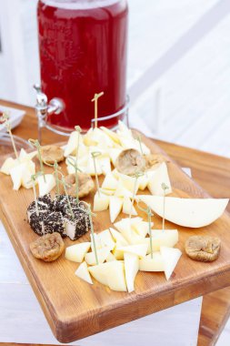 Peynir tabağı: Emmental, Camembert peyniri, mavi peynir