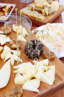 Peynir tabağı: Emmental, Camembert peyniri, mavi peynir